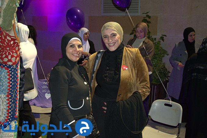 اضاءة المركز الجماهيري في جلجولية باللون البنفسجي بمناسبة اليوم العالمي لذوي الاحتياجات الخاصة